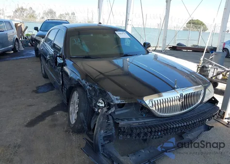 2011 Lincoln Town Car Signature Limited z USA, uszkodzony, nr VIN 2LNBL8CV1BX765272